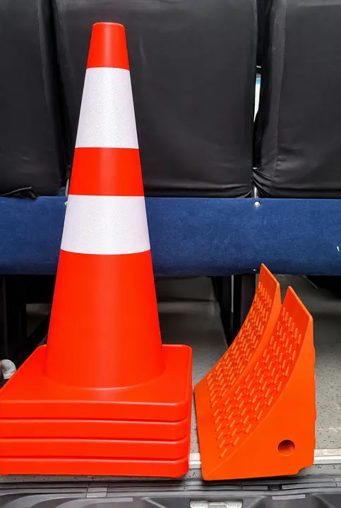 Cono reflectante y cuñas de seguridad en la parte trasera de un minibús